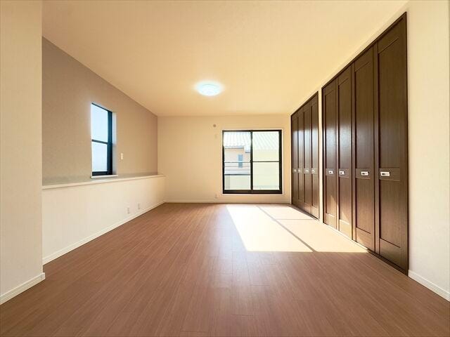 10.9帖洋室:大きめの窓から陽射しがたっぷり降り注ぎ、明るいお部屋になっていて気持ちよく過ごしていただけます。