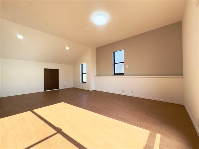 10.9帖洋室:東側からは朝日を取り込むことのできるので、寝室にぴったり。目覚めのいい朝を迎えれそうですね。