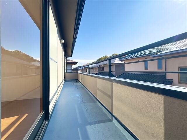 バルコニー:南向きのバルコニーで、晴れた日は気持ちよくお洗濯を干せそうです。2ヶ所の窓から出入りできるので効率よく家事ができそうです。