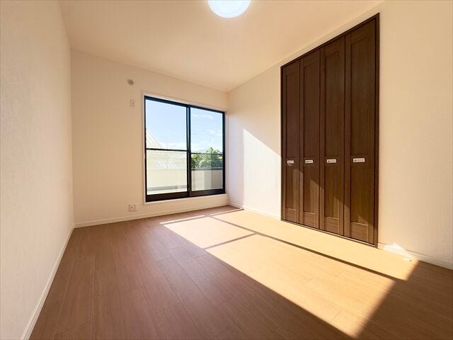 6帖洋室:バルコニーへ出入りのできる洋室。大型の寝具なども直接バルコニーで干すこともできますね。