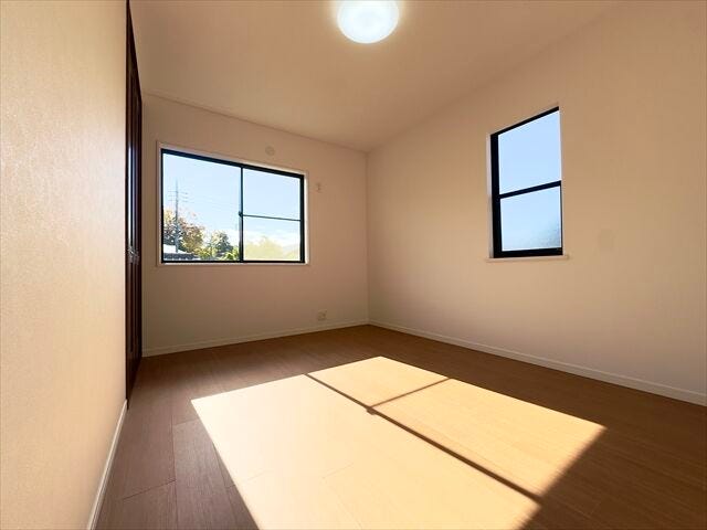 6.5帖洋室:2面採光なので日当たり、風通しともに良好です。写真には写っていませんが、収納があるのでお洋服などすっきりと片付けることができます。