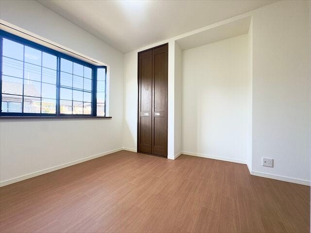 4.8帖洋室:小ぶりなお部屋ですが、収納もしっかりとあるので、お部屋を広く使えます。