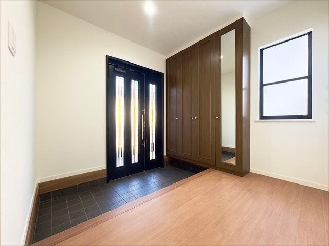 玄関:下駄箱には大きめの鏡がついているので、お出かけ前に靴をはいた状態で全身のチェックができますね。下の方に空間があるのでいつもの靴を置いたりできそうです。