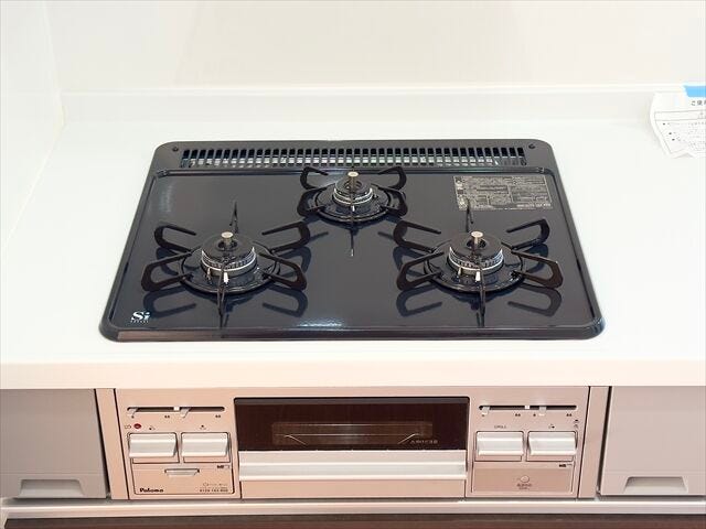 キッチン:3口ガスコンロなので一度に同時調理ができ、ご飯の準備もすぐにできそうです。