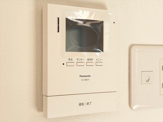 モニター付きインターホン:訪問者の顔を確認できるので防犯の効果が高まり暮らしに安心を与えてくれます。