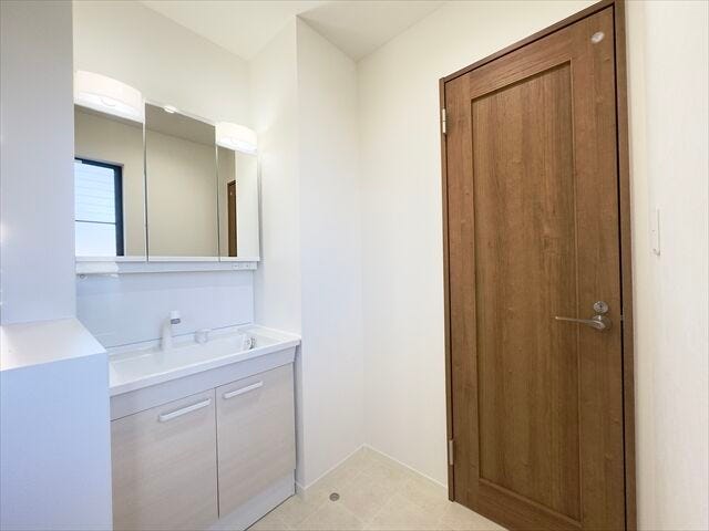 2階洗面台:3面鏡の裏側や下段にたっぷりと収納スペースがついているので、洗面台周りをすっきり出来ます!