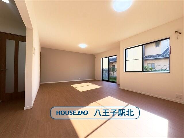 【リビング】
リビング:南側の窓からたっぷりと日差しが降り注ぎます。道路に面していないので、外からの視線が気になりにくくなっています。