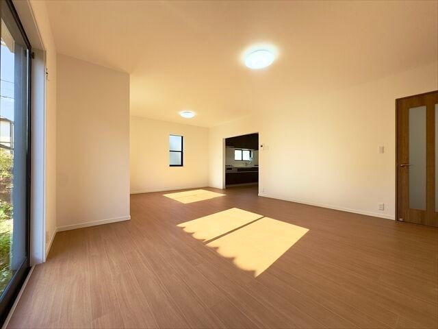 リビング:2面採光なので日当たりがいいのはもちろん、風通しも良好なのでご家族憩いの場のリビングが気持ちの良い空間になっています。