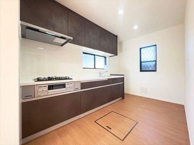 キッチン:キッチンは壁付けタイプですのでお部屋をすっきりと見せてくれるメリットがあります。