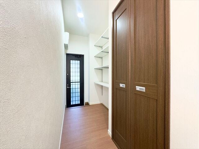 パントリー:キッチンからすぐ届く位置にパントリーが設けてあります。食器や食用品のストックなどを入れておけるので重宝します♪