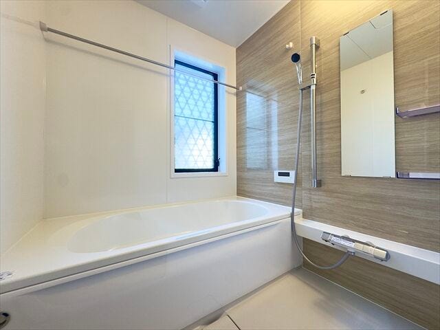 浴室:広めの浴槽なので、お子様とのバスタイムを楽しむことができそうです。一人でのバスタイムでもゆったり過ごすことができ、1日の疲れもしっかり癒すことができそうです。