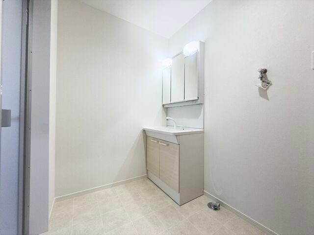 洗面所:三面鏡の裏は収納になっているので、歯ブラシや化粧品など細々した物をしまうことができます。すっきり片付くので、お掃除もはかどりそうです。