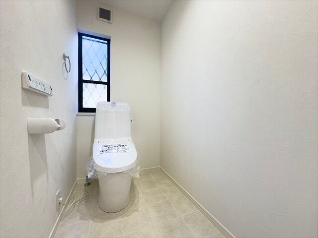 トイレ:白を基調としたシンプルな壁紙のトイレになります。2階にも設置されているのでお部屋からの移動も短縮できますね。