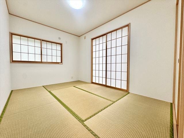 6帖和室:二面採光で明るく、通風も期待できそうです。