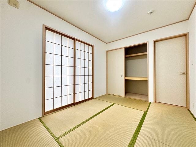 6帖和室:押入があるので、奥行きがあり、お布団などをしまうことができます。収納グッズを使って空間を有効活用することができます。