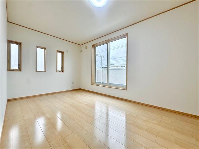 8.2帖洋室:南向きの大きめの窓がたっぷりと日差しを入れてくれます。バルコニーにすぐ出れるので、お布団を干しやすくなっています。