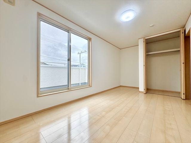 8.2帖洋室:収納がしっかりあるので、お部屋を広くお使いただけます。小物なども収納できるのでレイアウトも楽しむことができそうです。