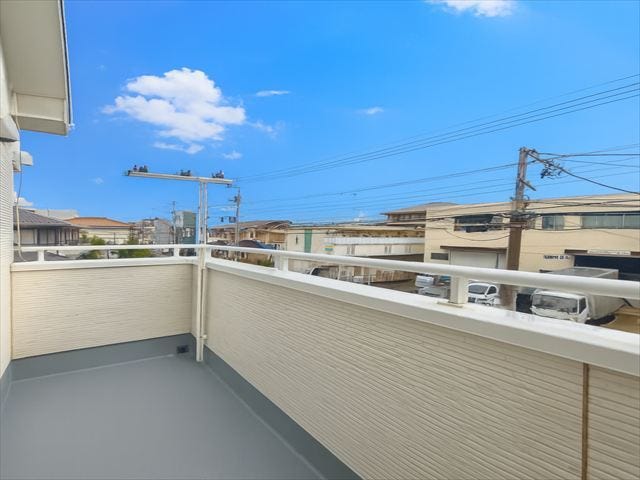 バルコニー:物干し竿が掛けられるようになっています。お洗濯もスムーズに干して取込めますね。※画像は実際の写真をもとにCGにて再現したイメージ画像であり、実際とは異なります。