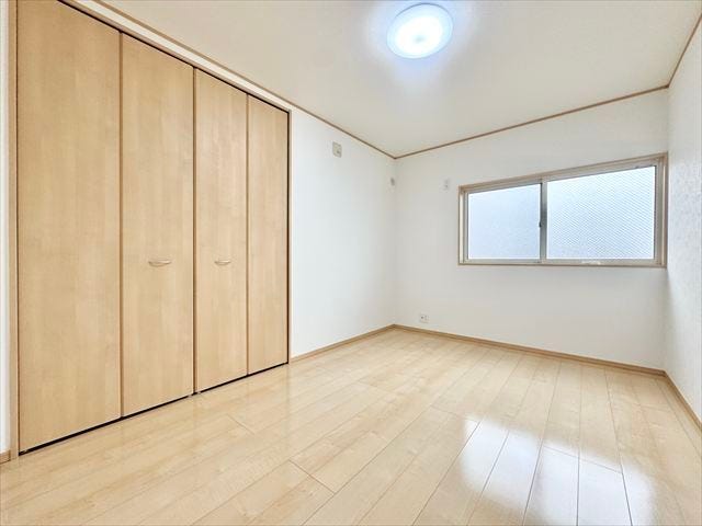 南側6帖洋室:東側からは朝日を取り込むことのできるので、寝室にぴったり。目覚めのいい朝を迎えれそうですね。