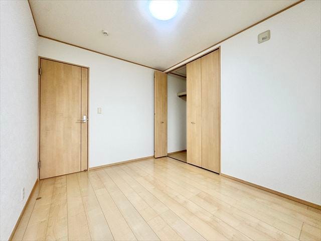 南側6帖洋室:収納スペースがあるのでコンパクトなお部屋ですがスッキリと片付けることができ、お部屋を広くお使いいただけます。