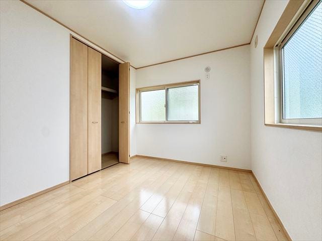 北側6帖洋室:2面採光なので日当たり、風通しともに良好です。北側のお部屋は優しい日差しが入るのでゆったりと読書などを楽しむことができそうです。