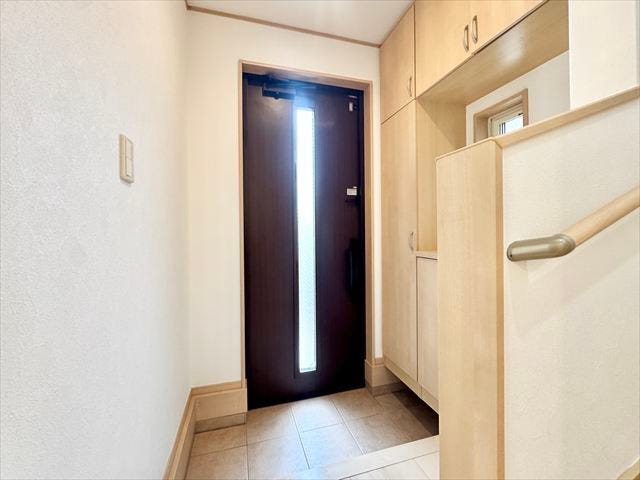 玄関:段差の少ない玄関フロアで小さなお子様やお年寄りでも安心して出入りすることができます。