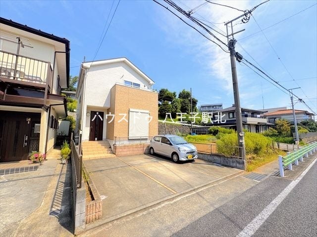 小学校まで徒歩10分以内と、お子様の通学も安心なエリアに2015年築の中古一戸建てが登場です。