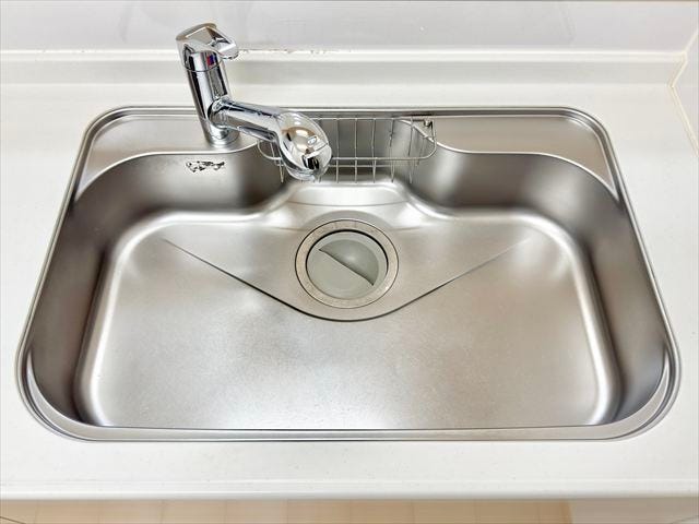 キッチン:錆びや汚れに強いステンレス製のシンクで毎日のお手入れも簡単お手入れも簡単♪奥行きがあるので大きなフライパンなども洗いやすいです。