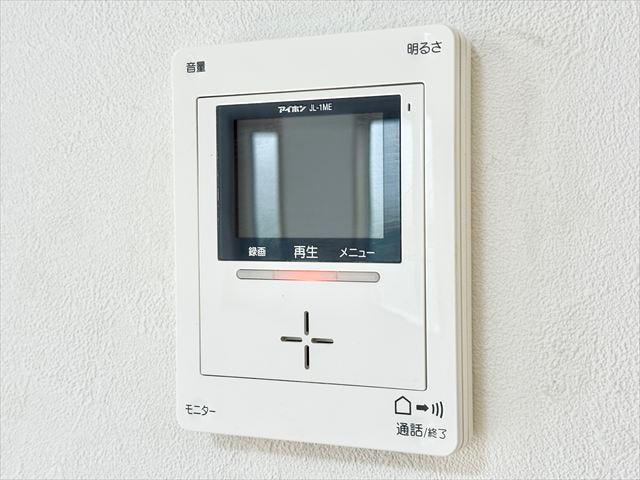 モニター付きインターホン:訪問者の顔を確認できるので防犯の効果が高まり暮らしに安心を与えてくれます。