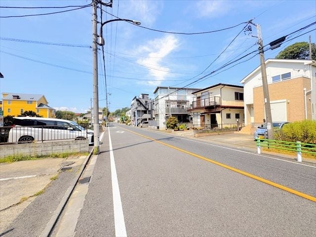【南東側 前面道路】幅員約7m以上の前面道路です。車の出し入れもしやすく、また配達などの車が停まっていても通行出来る道幅となっています。