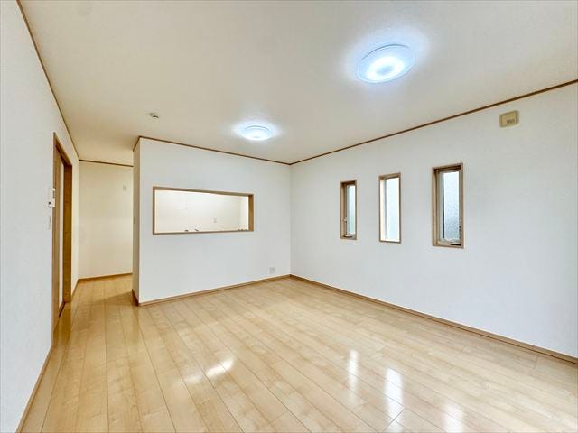 リビング:リビングの真ん中に入り口があり、キッチンの横なのでご家族が入ってきた時にどこにいても気づくことができます。自然とご家族との触れ合いが増えそうです。