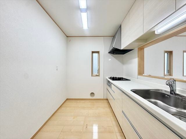 キッチン:小窓があるので、家事の合間に窓を開けてほっと一息休憩することができます。もちろん開けて換気もしっかりできます。