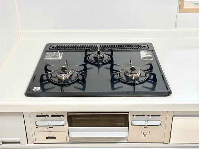 キッチン:三口のコンロなので一度に調理ができるので、お料理もはかどりますね。お休みの日にご家族でお料理も楽しめそうです。