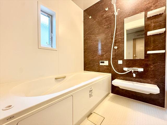 浴室:窓が付いているのでこもりがちな湿気もしっかり換気できます。浴槽近くに手すりがあるので安心してバスタイムを楽しむことができます。