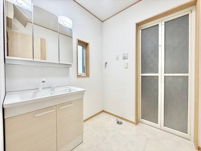 洗面所:洗濯機置き場の上には窓があり、こもりがちな湿気もしっかり換気することができます。洗面台の下や三面鏡の裏には収納がありすっきりと片付けることができます。