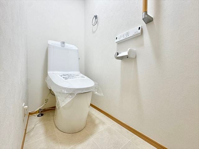 トイレ:ホワイトを基調としたシンプルなデザインの清潔感のあるトイレです。タオルハンガーが備え付けられています。