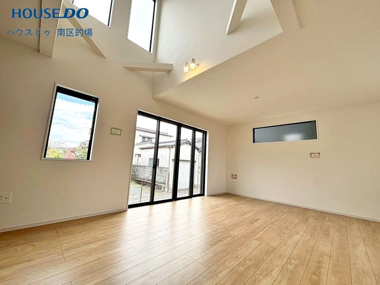 【リビング】
吹抜けは明るく開放感がある空間を演出してくれ、上下でのコミュニケーションがとりやすくなります。