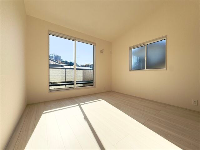 6.1帖洋室:南向きの大きめの窓からたっぷりと日差しが降り注ぎます。爽やかなお部屋で朝も気持ちよく起きることができそうです。