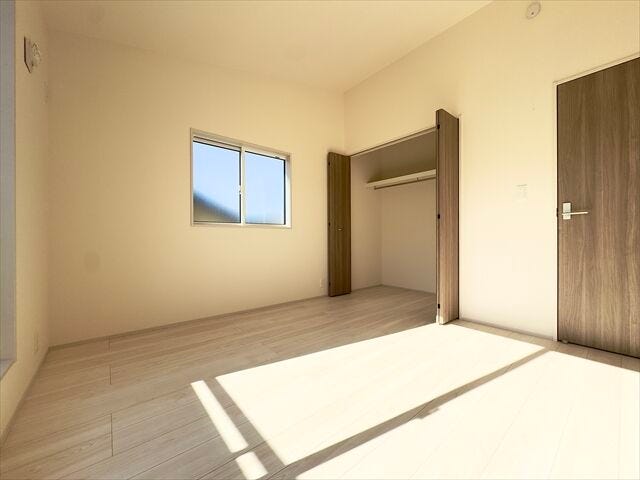 6.1帖洋室:収納がしっかりあるので、お部屋を広くお使いただけます。小物なども収納できるのでレイアウトも楽しむことができそうです。