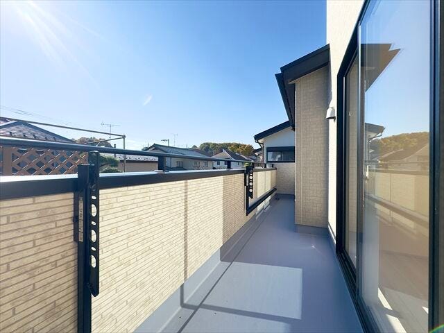 バルコニー:6.1帖と4.5帖のお部屋から出入りできる南向きのバルコニーです。晴れた日は気持ちよくお洗濯を干すことができそうですね。