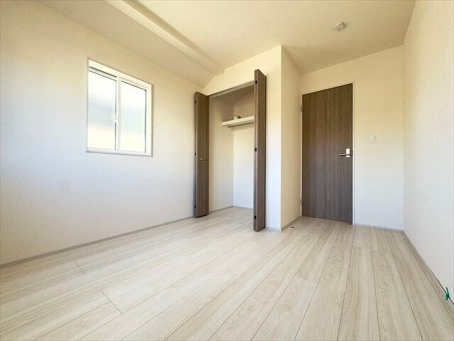 間取り図右側5.2帖洋室:収納スペースがあるのでコンパクトなお部屋ですがスッキリと片付けることができ、お部屋を広くお使いいただけます。