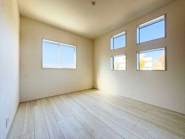 間取り図左側5.2帖洋室:2面採光なので日当たり、風通しともに良好です。北側のお部屋は優しい日差しが入るのでゆったりと読書などを楽しむことができそうです。