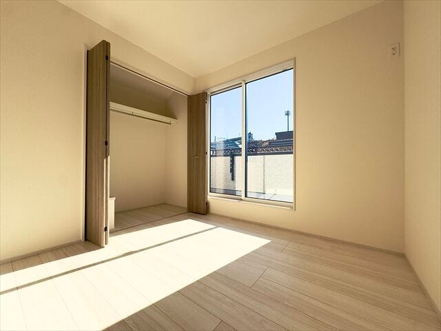 4.5帖洋室:バルコニーへ出入りのできる洋室。大型の寝具なども直接バルコニーで干すこともできますね。