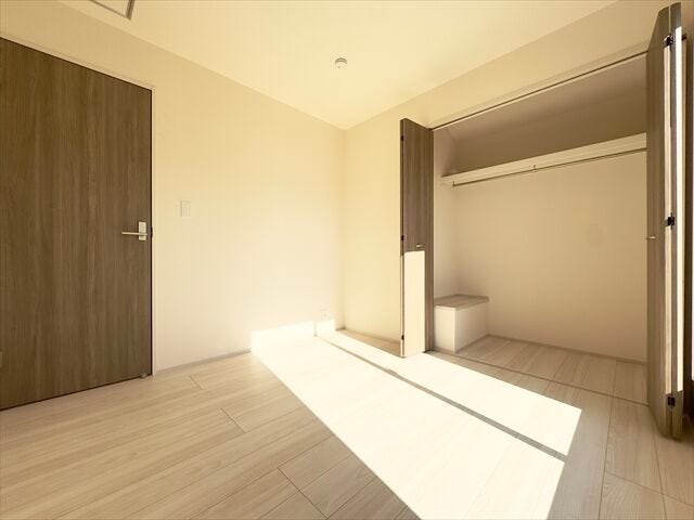 4.5帖洋室:小ぶりなお部屋ですが、収納もしっかりとあるので、お部屋を広く使えます。