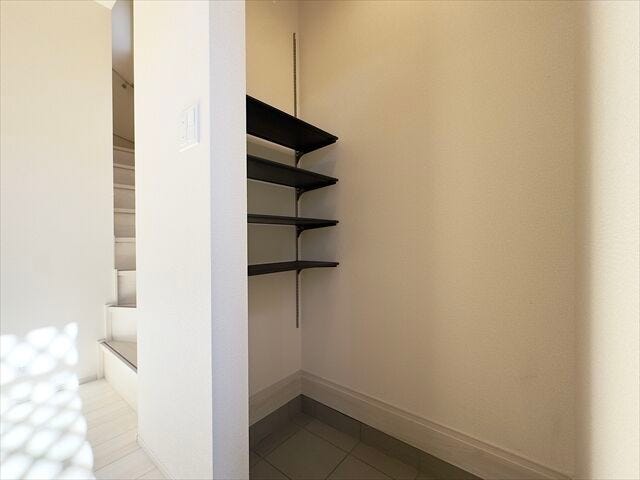 シューズインクローゼット:間仕切りがないので湿気がこもりにくく、荷物もすぐに取り出すことができます。ベビーカーも置いておくことができますね。