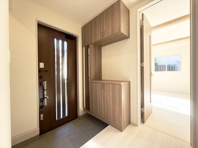 玄関:収納が天井まであるので、ご家族分の靴をすっきりと片付けることができます。小物を飾れるスペースがあるのでオシャレな玄関にすることができます。