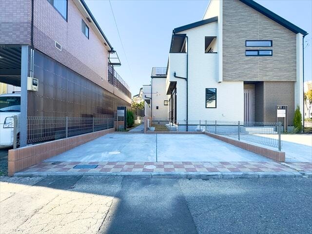 駐車場:並列で2台駐車することができます。お友達が来た時に入替不要なのはうれしいですね。