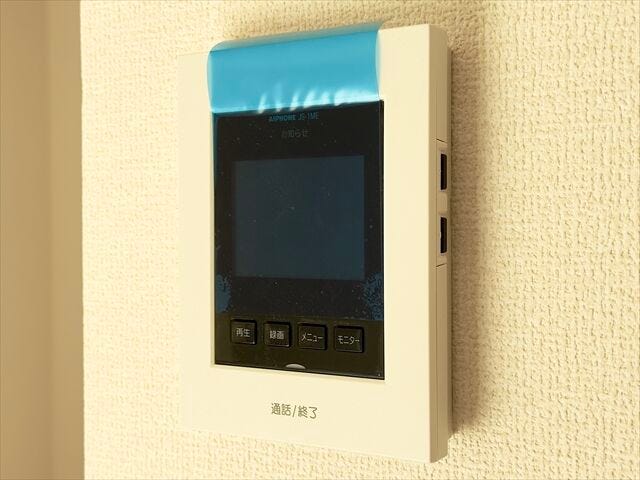 モニター付きインターホン:訪問者の顔を確認できるので防犯の効果が高まり暮らしに安心を与えてくれます。