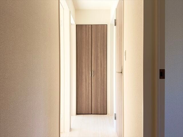 廊下収納:掃除道具やストックの収納に便利です。