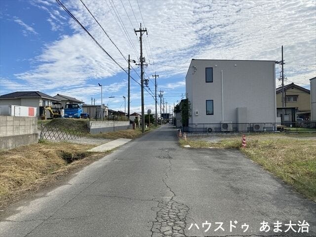 北側幅員約5.6mの前面道路です。車がすれ違うのに安心な道幅です。道幅が広すぎると交通量が増えてしまうのも心配ですので、これぐらいが理想的な道幅なのかもしれませんね。